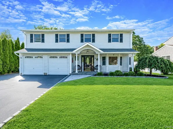 18 Ludlow Way, Oakdale, NY 11769