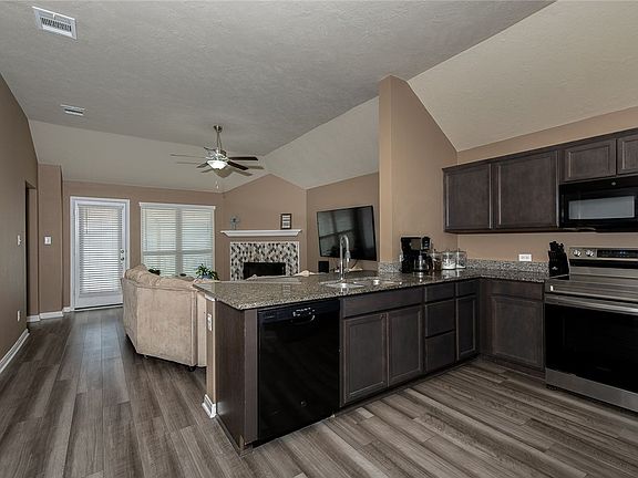 4th image of 2702 Redcap St