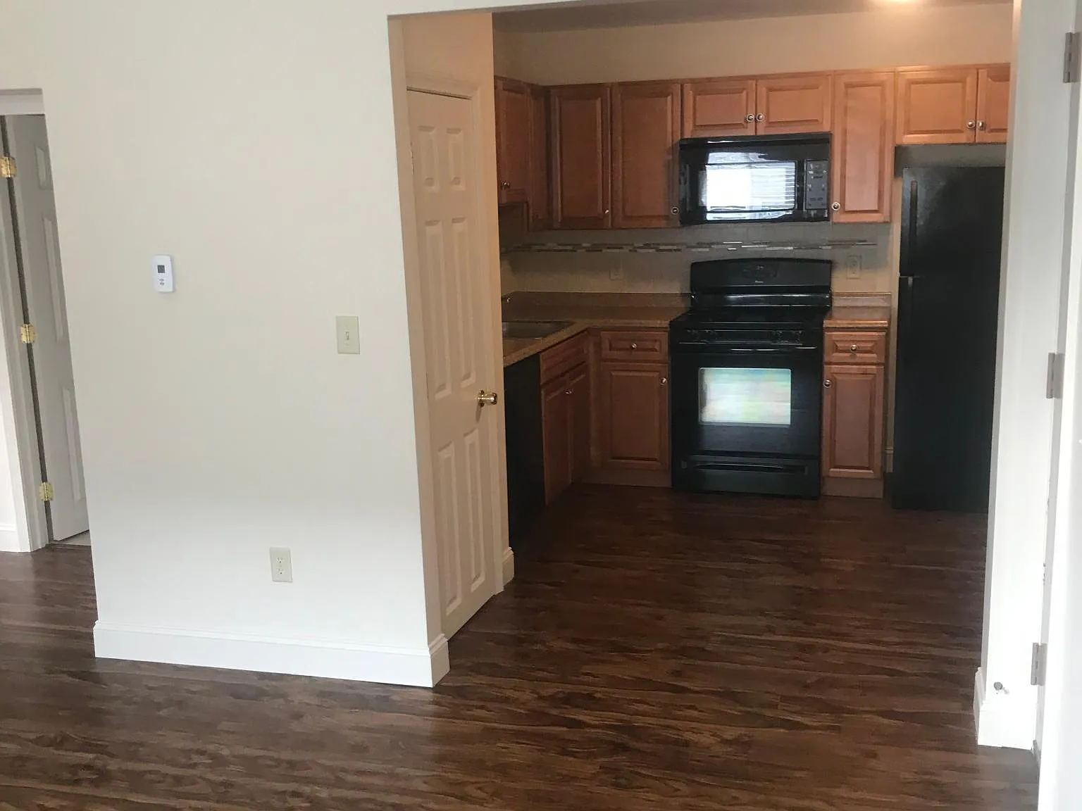 2 bed, 850 sqft, $2,100 — Photo 2