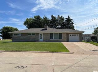 319 39th Ave N, Clinton, IA 52732