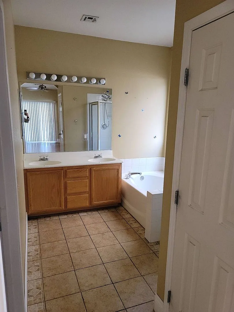 Amazing Home 3 Bedroom Available! — Photo 4