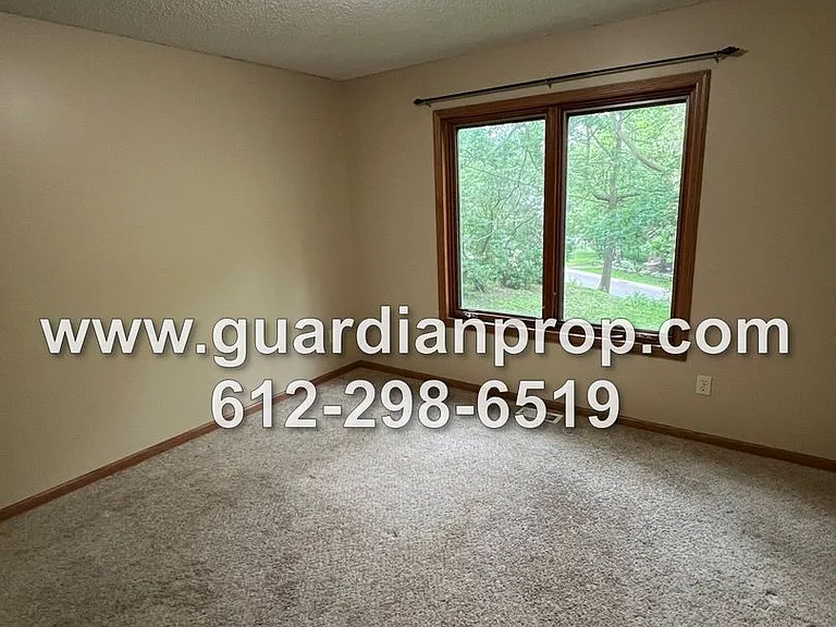 1158 Summit Ave — Photo 12