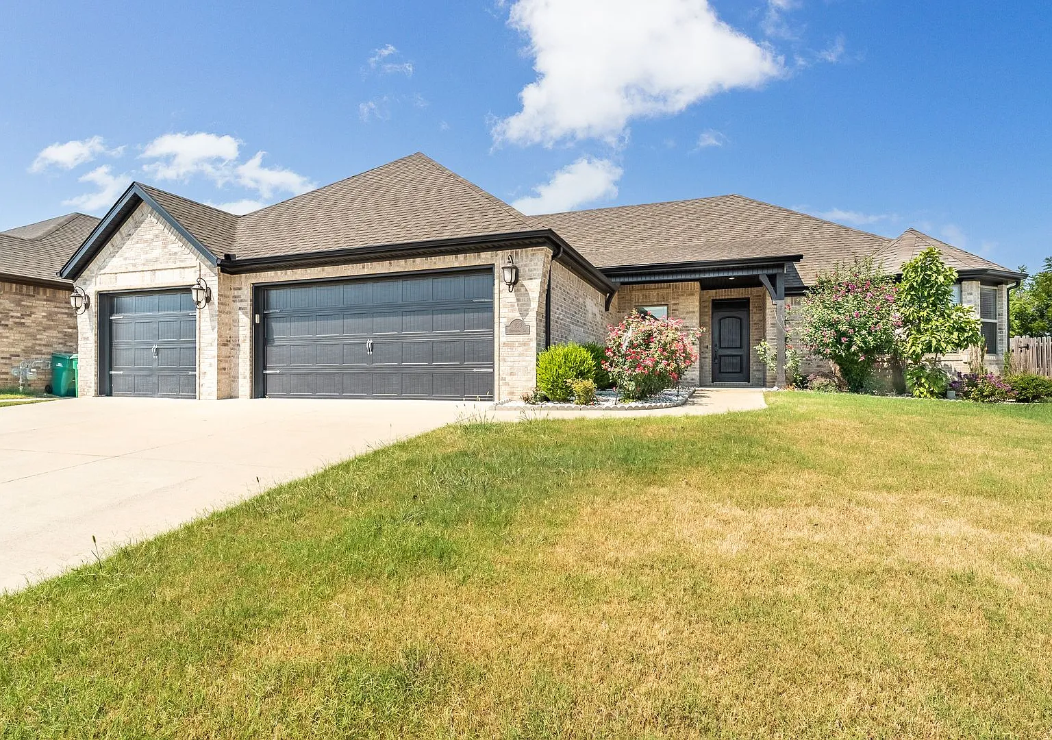 Luxury Living in Bentonville: Modern 4 Bed, 3 Bath Home with Fenced Yard — Photo 1