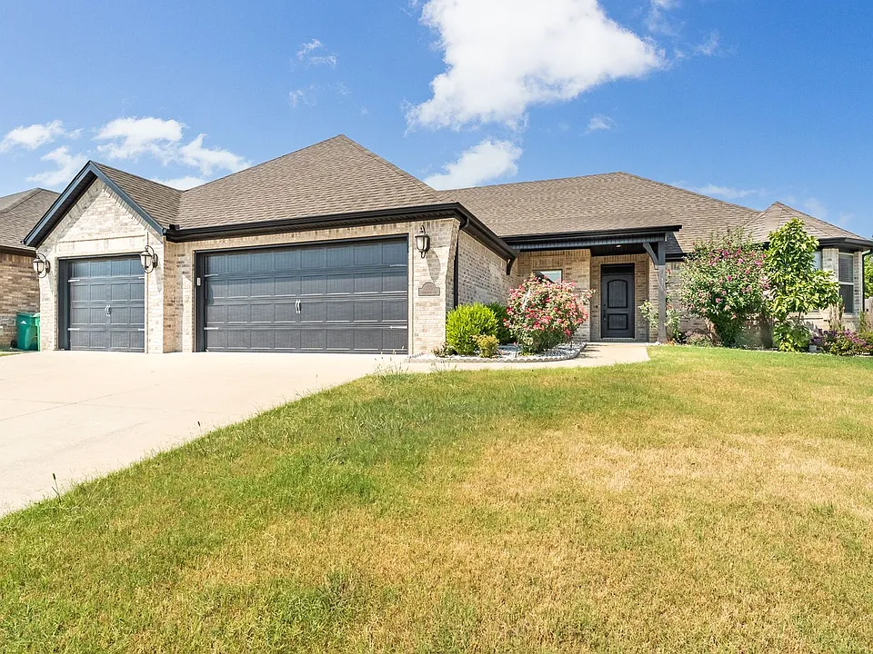 1100 Huntleigh Dr