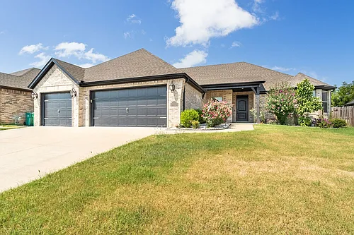 1100 Huntleigh Dr Photo 1