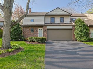 23W479 Green Trails Dr, Naperville, IL 60540