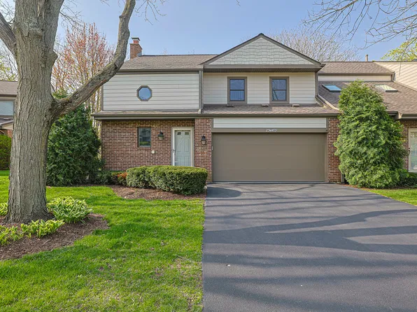 23W479 Green Trails Dr, Naperville, IL 60540