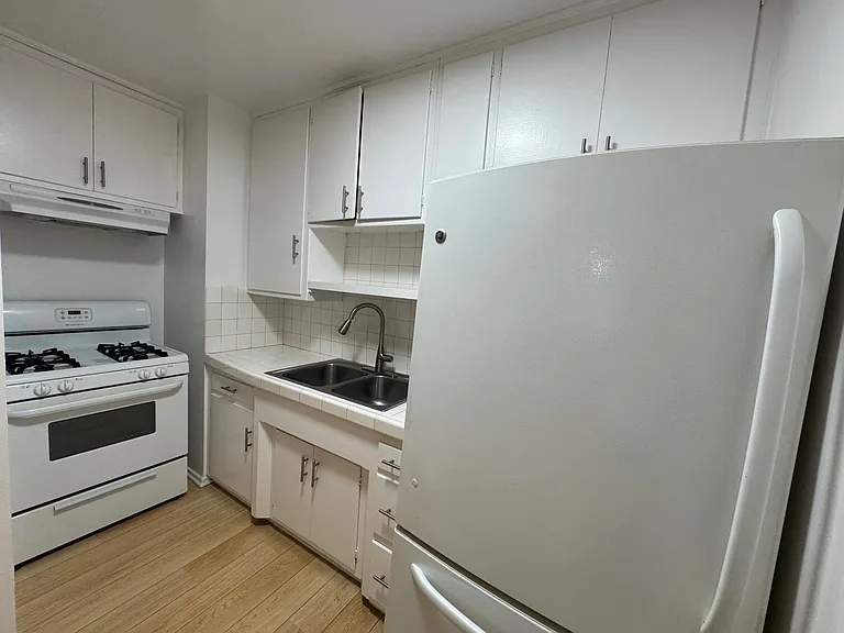 1937 N Bronson Ave #6 — Photo 9
