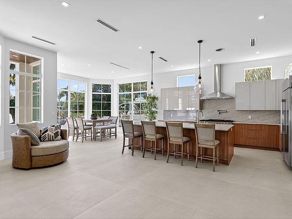 3rd image of 310 SE 9TH Court