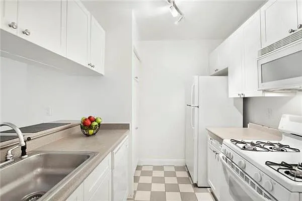 Rented by R New York | media 24