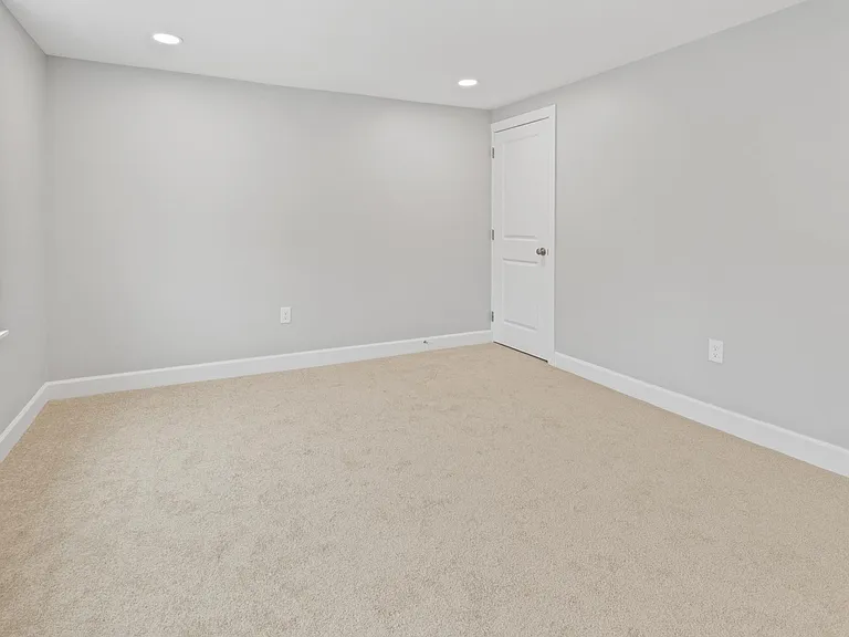 731 E Elm St — Photo 26