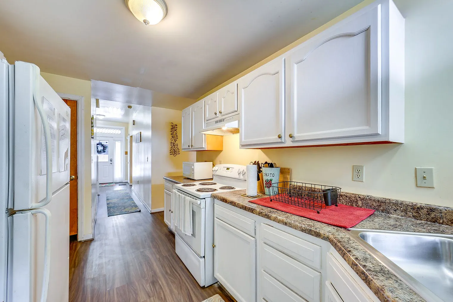 5 bed, 2.0 bath, 1991 sqft, $3,995 — Photo 4