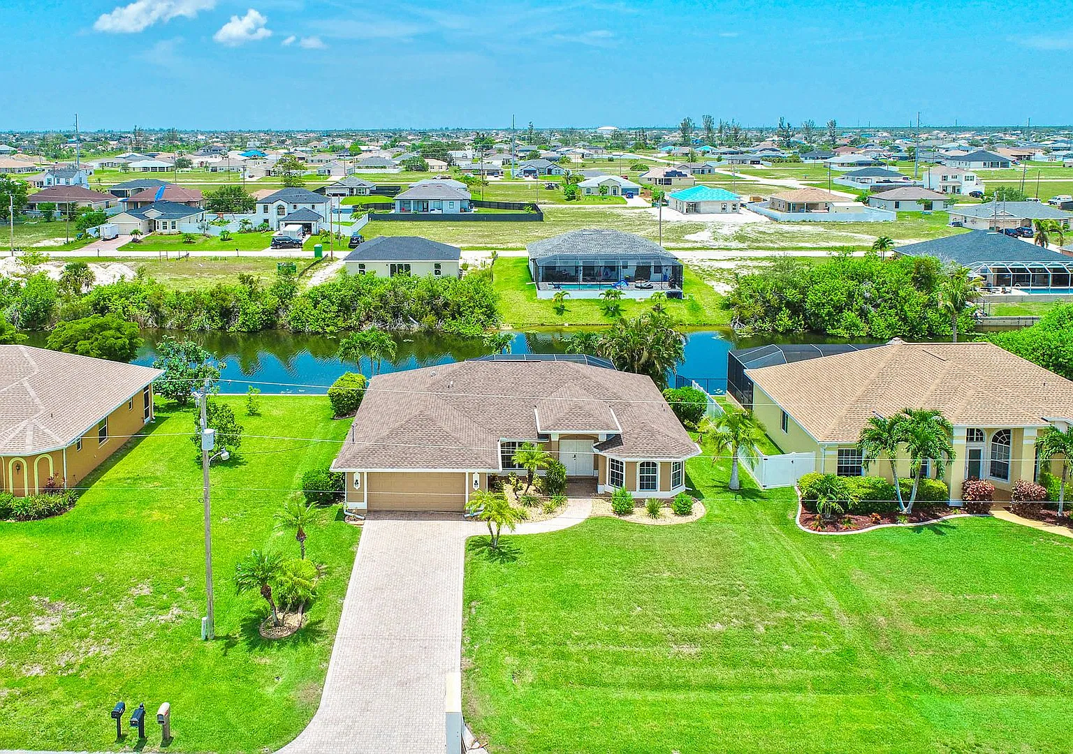 Heated Pool Home on a Fresh Water Canal 3 bedroom 2 Bath 2 Car Garage — Photo 1