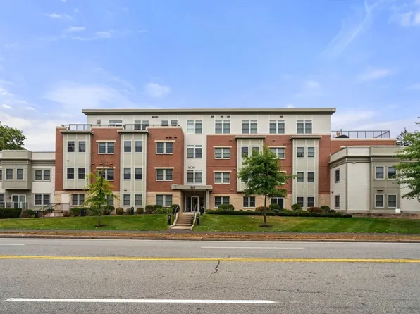 321 Hammond Pond Pkwy Unit 201, Brookline, MA 02467