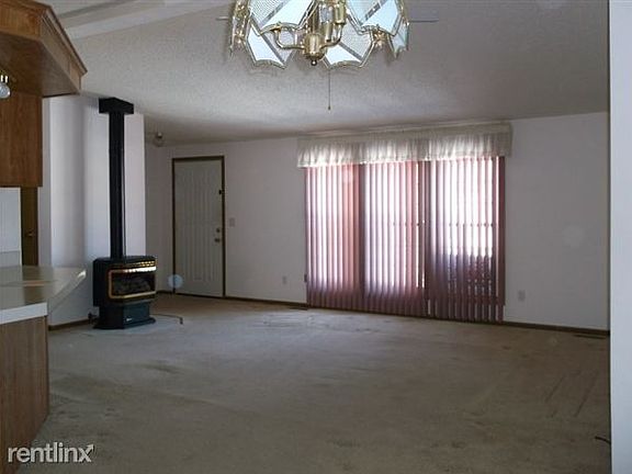 Living Room w-Gas Fireplace (800x597)