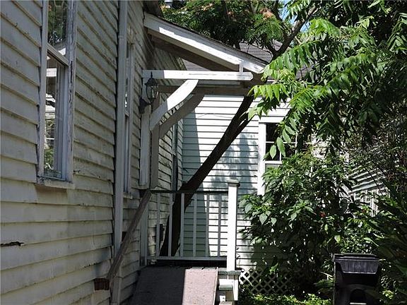 5th image of 636 Seguin St