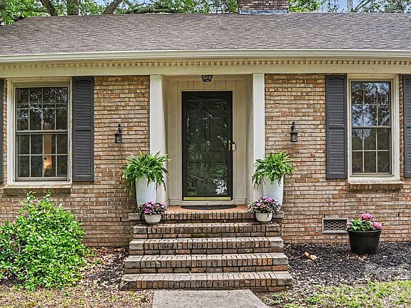 4th image of 261 Sherwood Cir