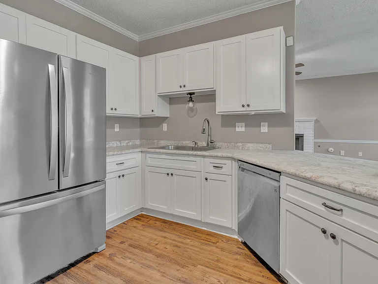 3933 Oak Forest Dr — Photo 11