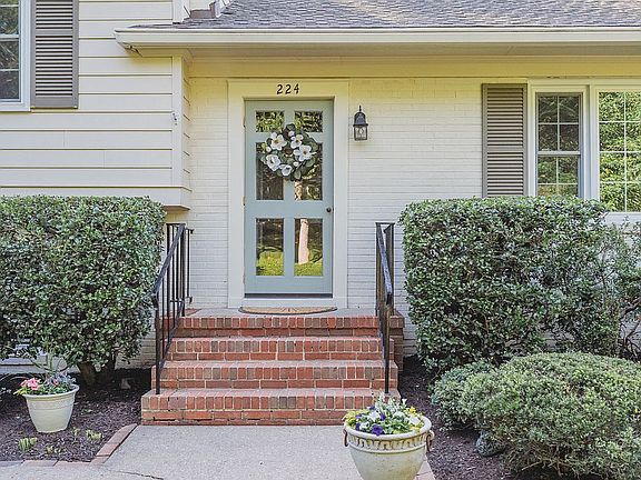 3rd image of 224 Roslyn Hills Dr