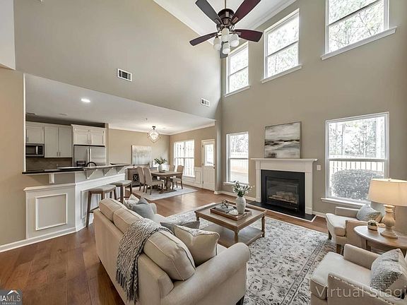 3rd image of 415 Mountain View Ln