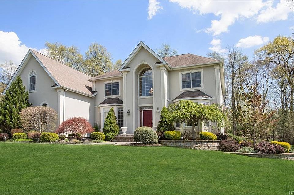 1st image of 27 Oxford Dr