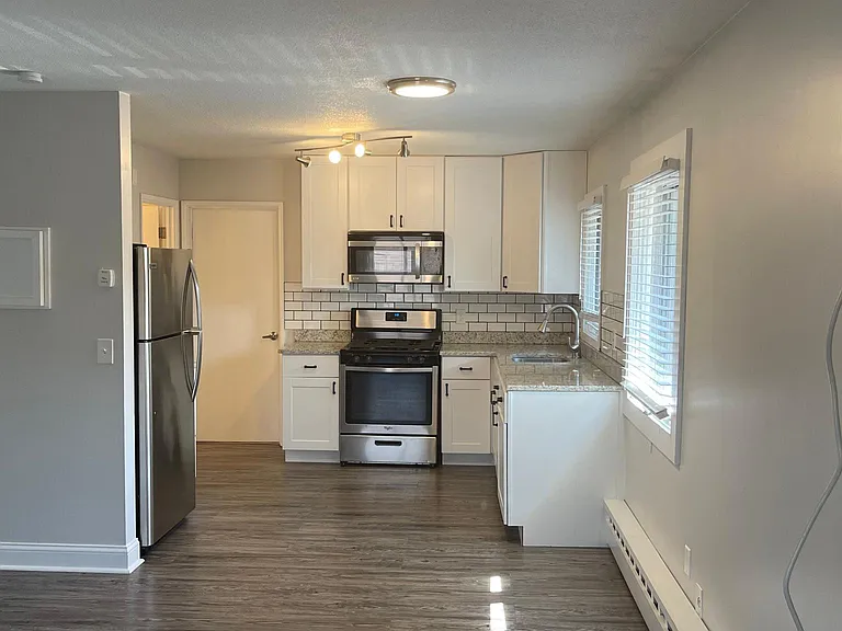 689 Lowry Ave NE #7 — Photo 9