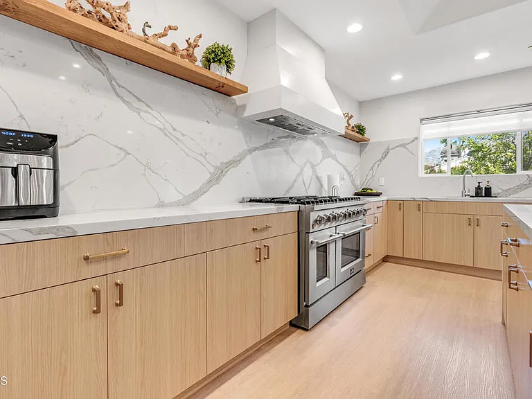 367 S Oak Ave — Photo 4
