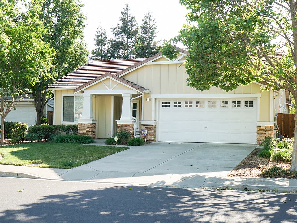 2nd image of 828 Saddleback Cir