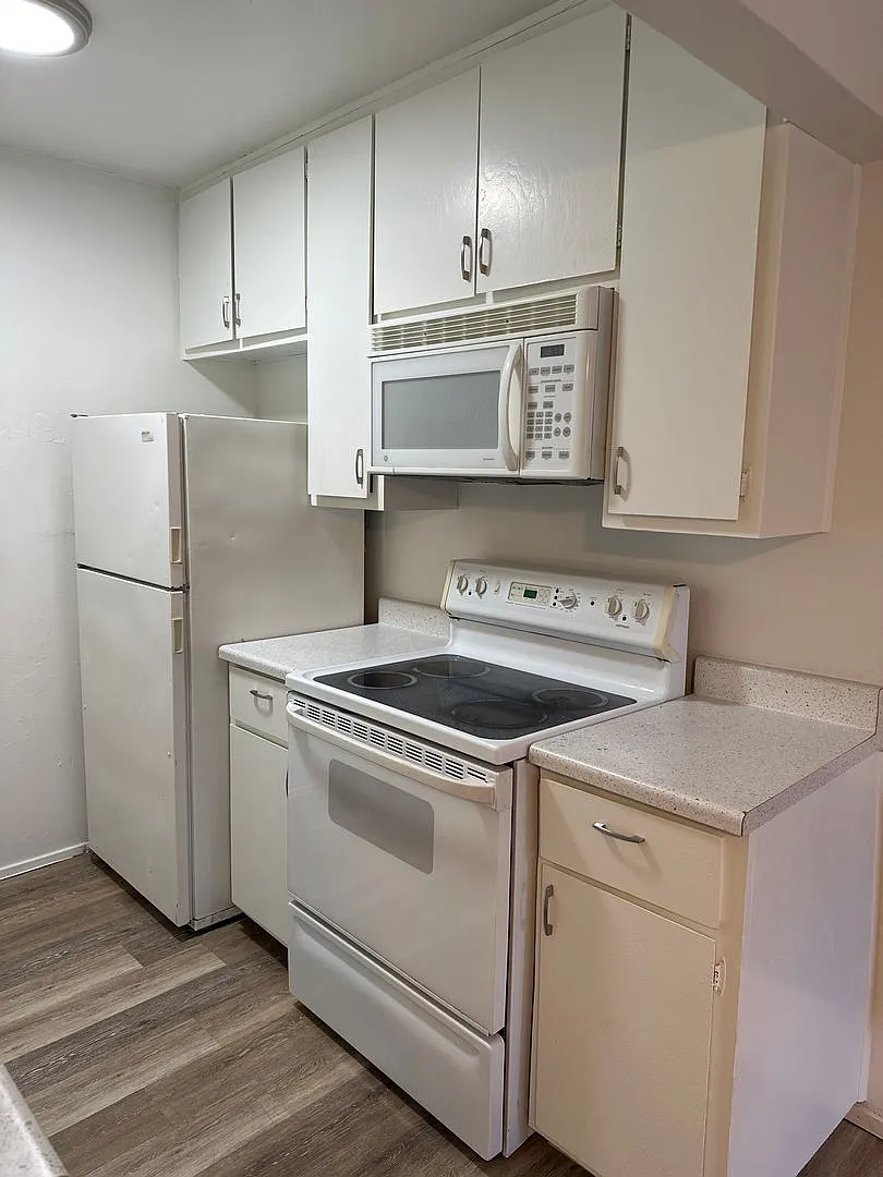 613 Woodland — Photo 3