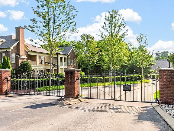 2nd image of 525 Grant Park Ct