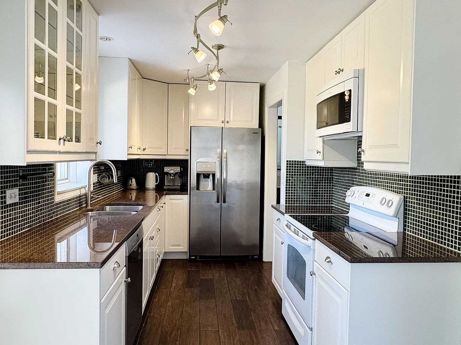 3 bed, 1219 sqft, $3,500 — Photo 4