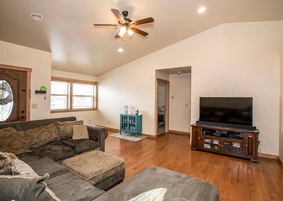 3rd image of 272 Sleepy Horse Ln