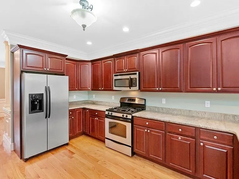 68 Waverley Ave #2 — Photo 6