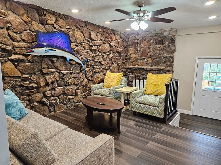 1801 Robin Hood Ln — Photo 30