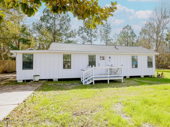 411 Necaise St, Waveland, MS 39576