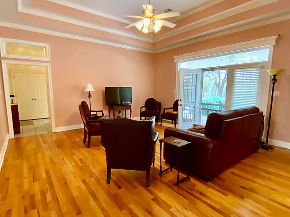 4th image of 211 N Hill Dr