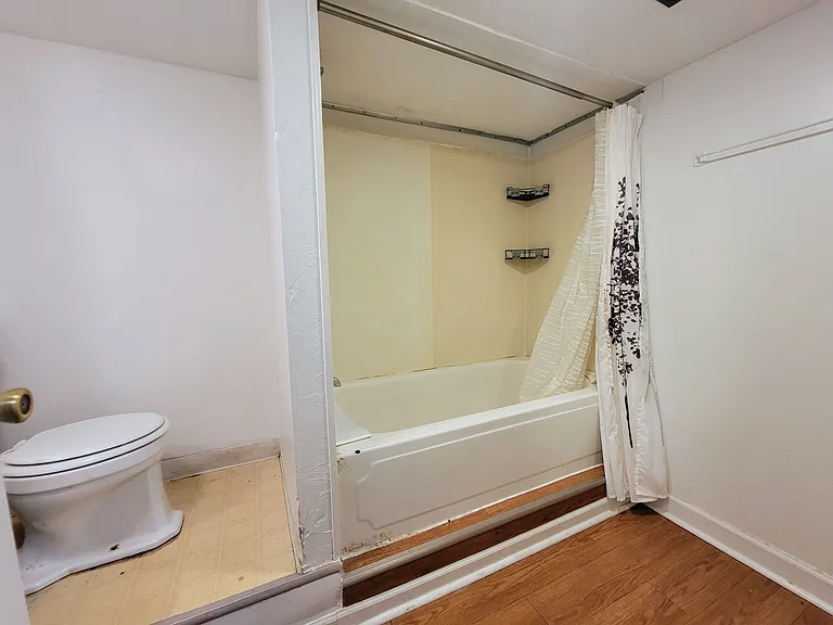 710 W Illinois St — Photo 11