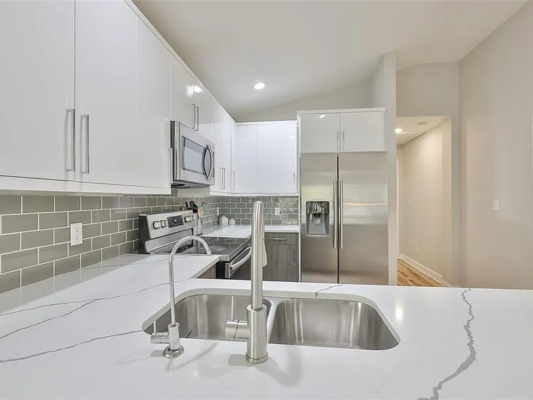 2331 W Chestnut St — Photo 15
