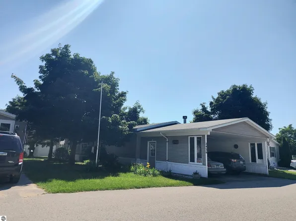 2426 Treelane Dr, Traverse City, MI 49686