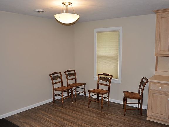 4th image of 824 Saint Clair Ave