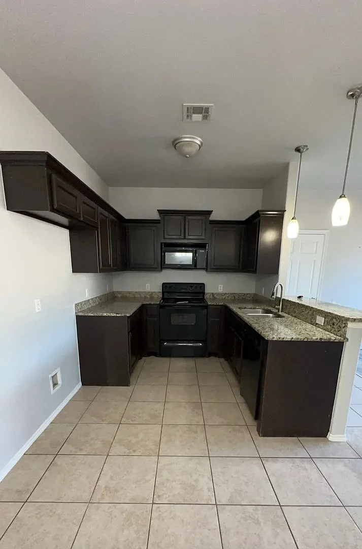 3br 2ba duplex in Newcastle!! — Photo 3