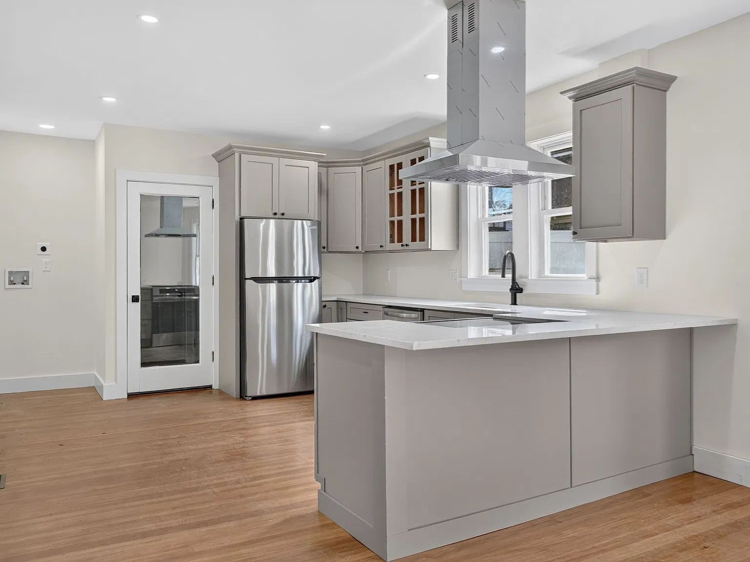 4 bed, 1.0 bath, 1600 sqft, $4,100 — Photo 2