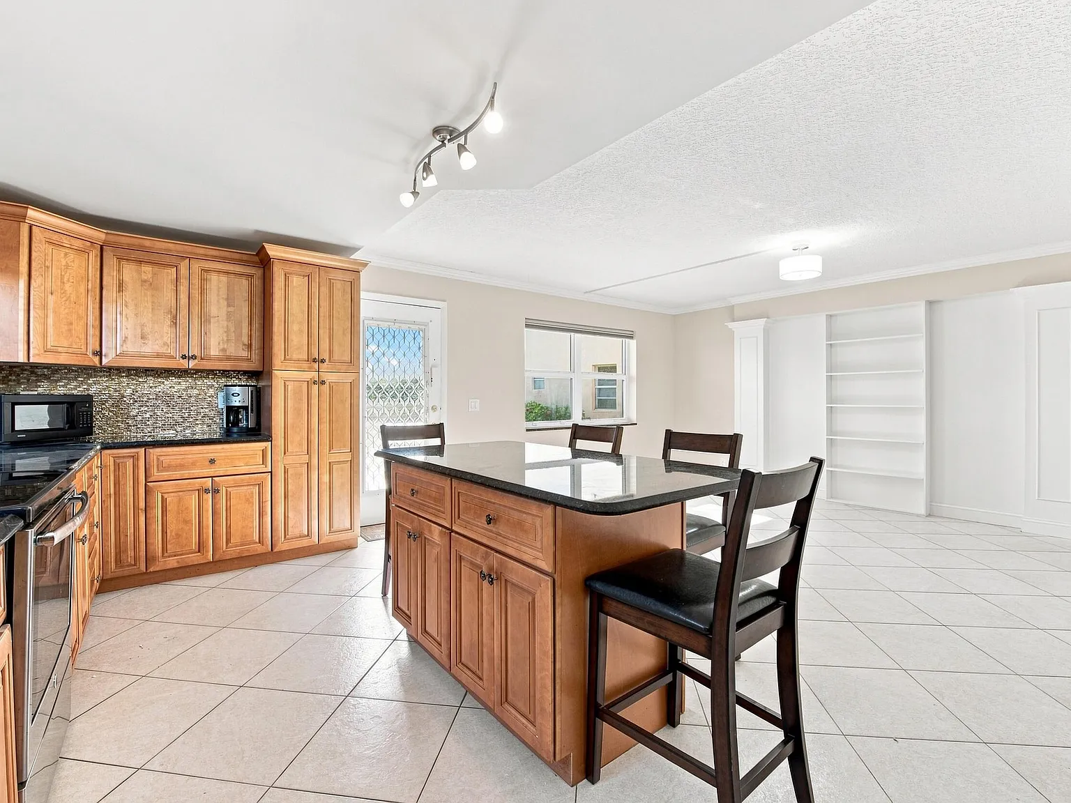 2 bed, 2.0 bath, 872 sqft, $2,000 — Photo 4