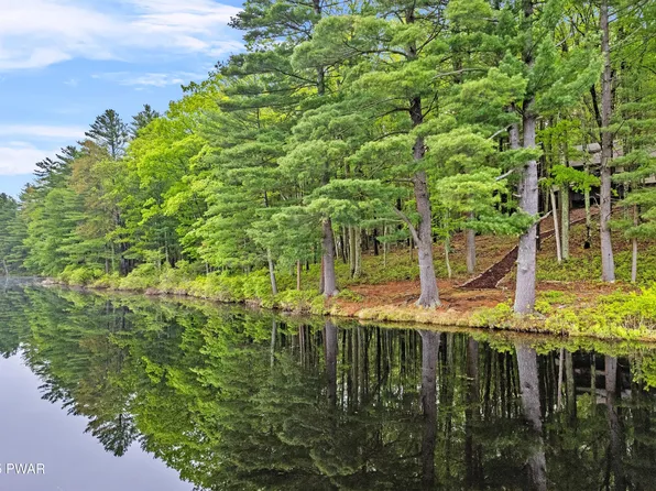 191 Water View Dr, Hawley, PA 18428