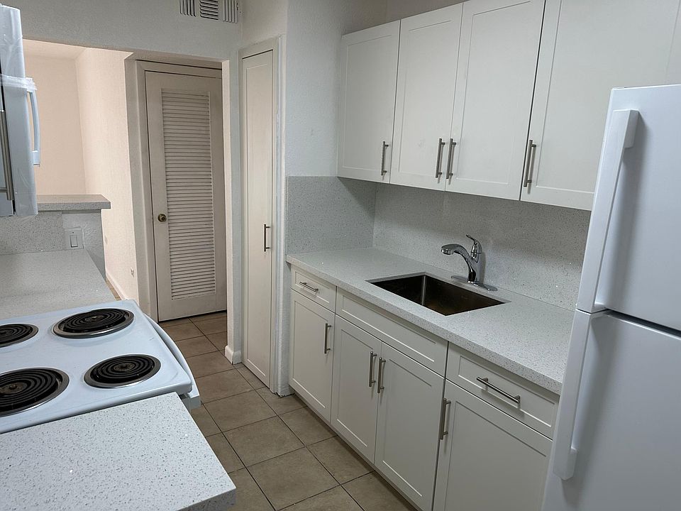 New kitchen, new refri, new microwave, new cabinets, new granite