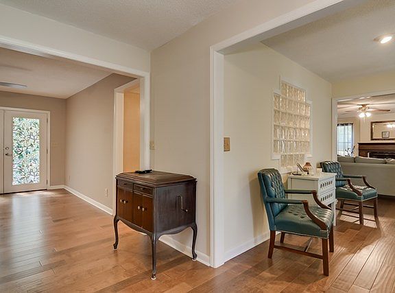 3rd image of 1301 Jamaica Ct