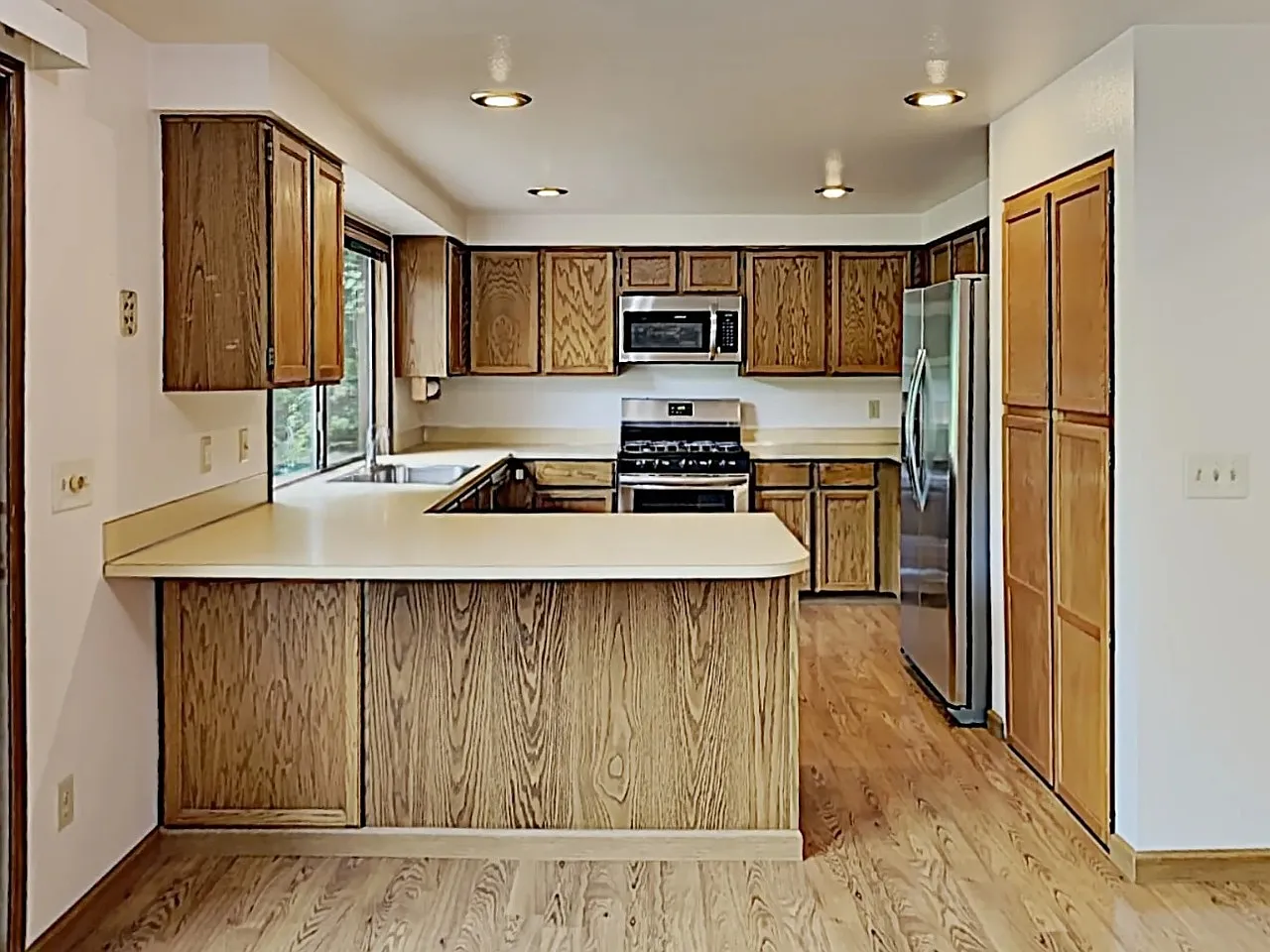 4 bed, 2.5 bath, 2300 sqft, $3,600 — Photo 4
