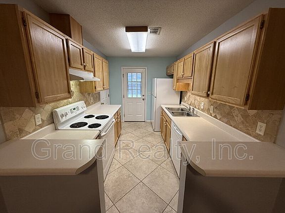 5th image of 1015 Peakview Dr