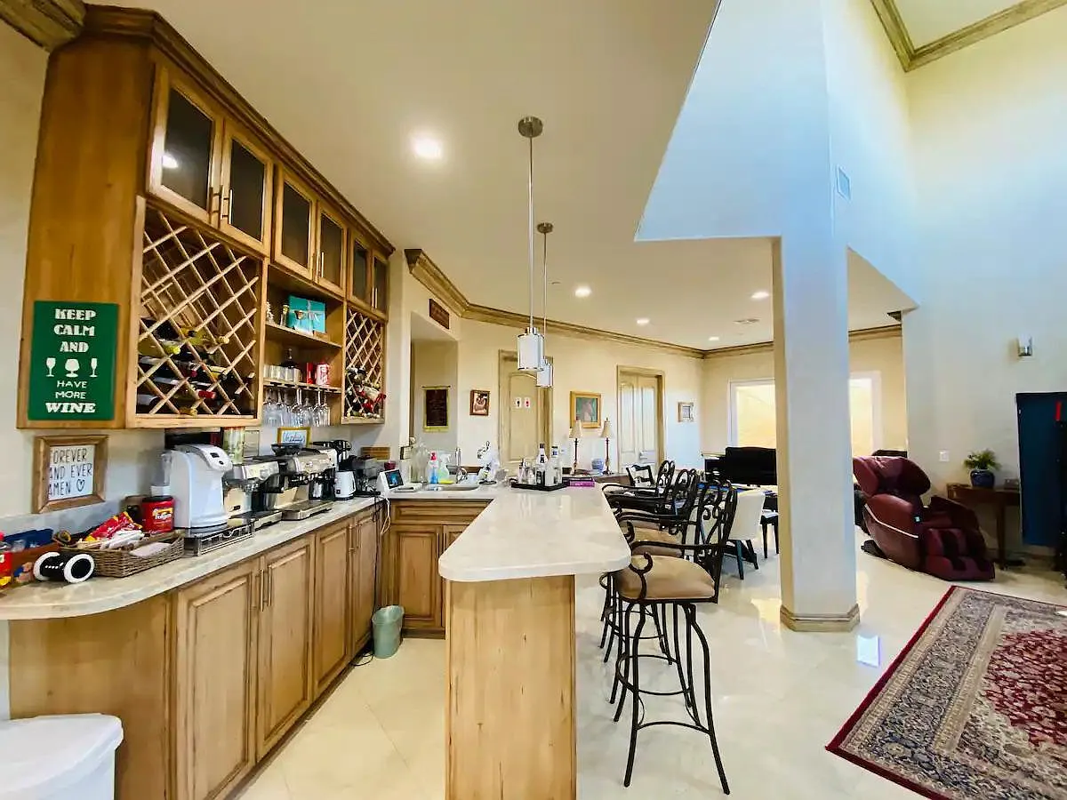 6 bed, 4500 sqft, $7,900 — Photo 1