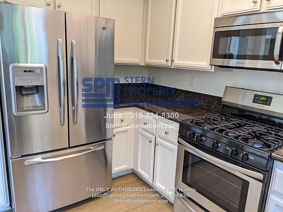 3rd image of 922 N Croft Ave APT 204